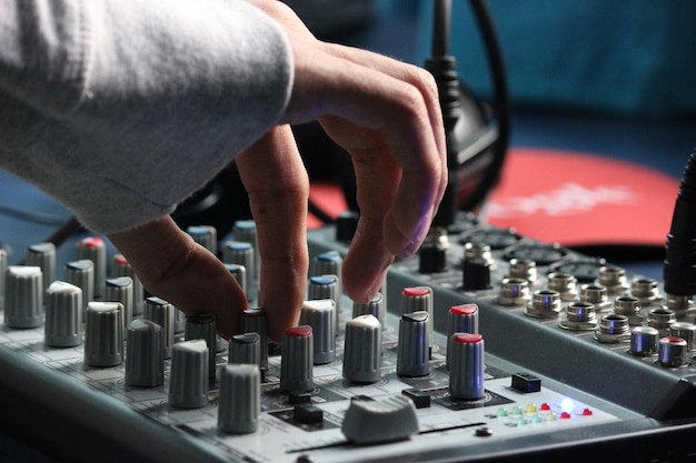Close-up van hand met behulp van geluidsmixer