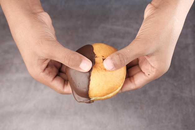 Close up van hand met donuts