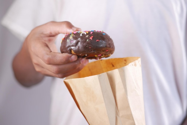 Close up van hand met donuts