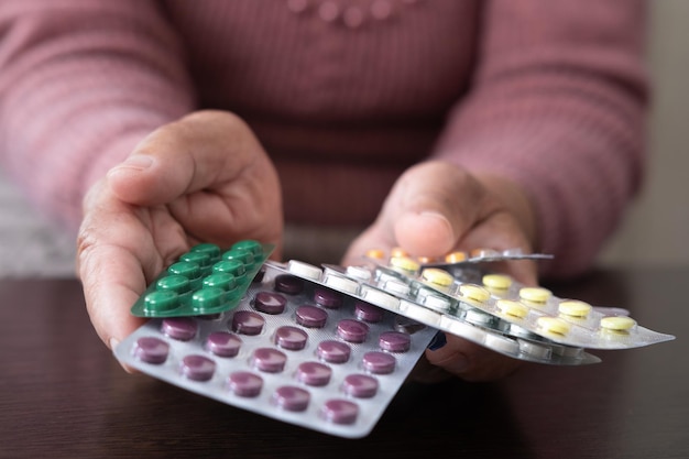 Close up van hand met pillen op zwarte achtergrond dure medicijnen