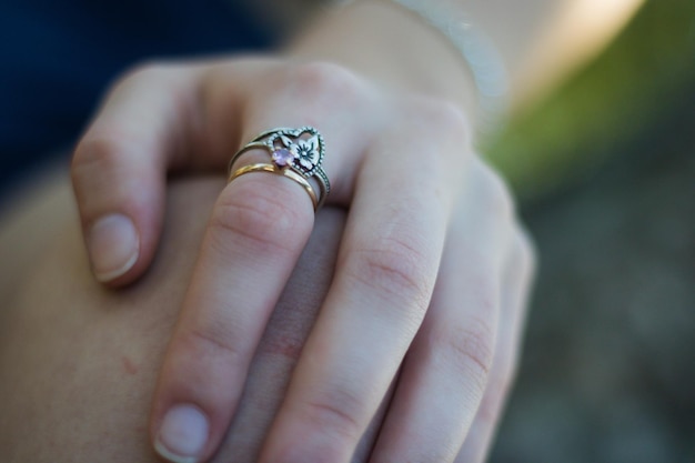 Foto close-up van hand met ring