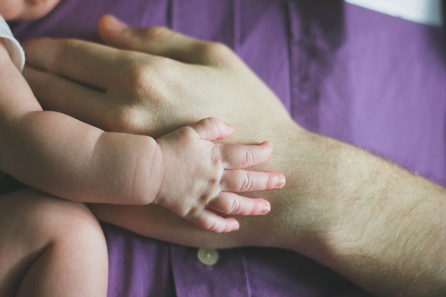 Close-up van hand van volwassene en baby