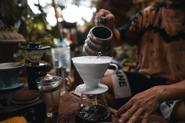 Close-up van handen barista koffie maken