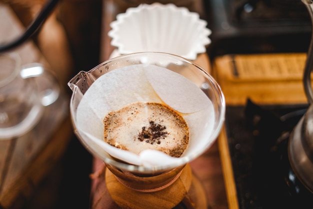 Close-up van handen barista koffie maken