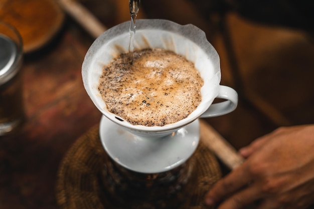 Close-up van handen barista koffie maken