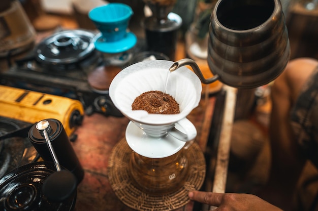 Close-up van handen barista koffie maken