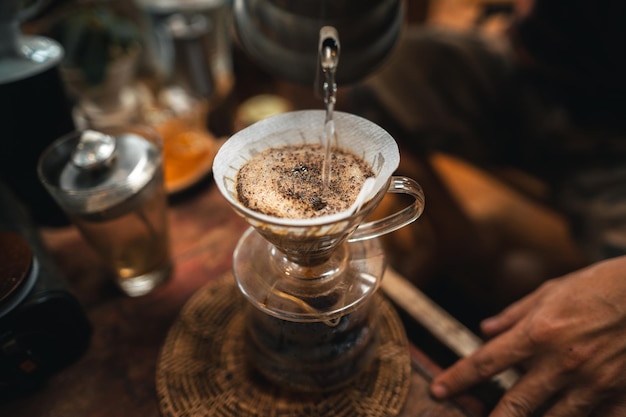 Close-up van handen barista koffie maken