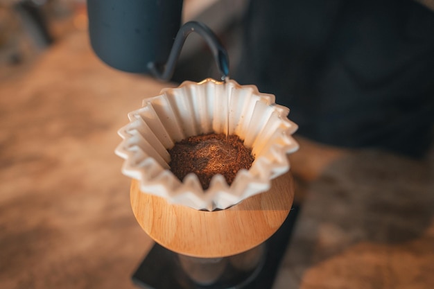 Close-up van handen barista koffie maken