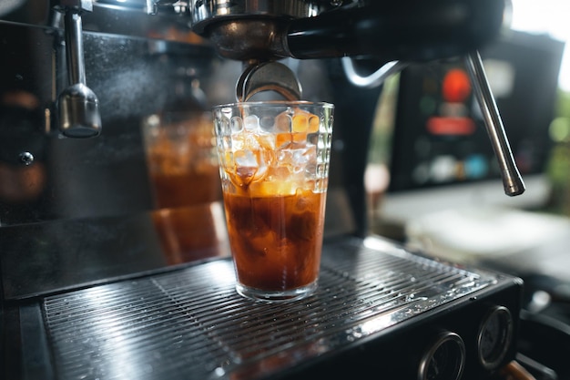 Close-up van handen barista koffie maken