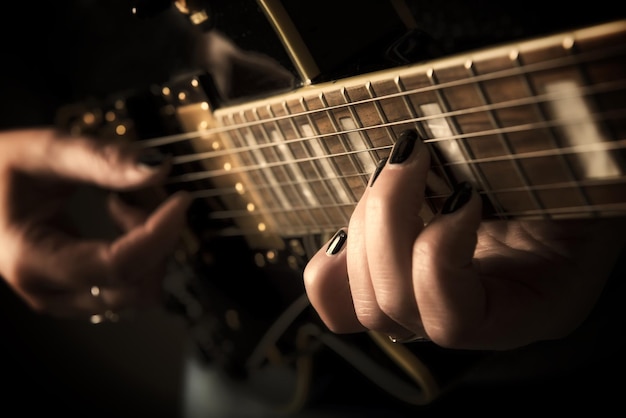 Close-up van handen die gitaar vasthouden