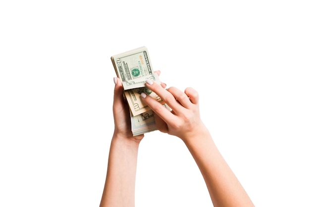 Close-up van handen die papiergeld vasthouden tegen een witte achtergrond