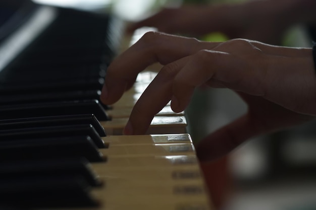 Foto close-up van handen die piano spelen