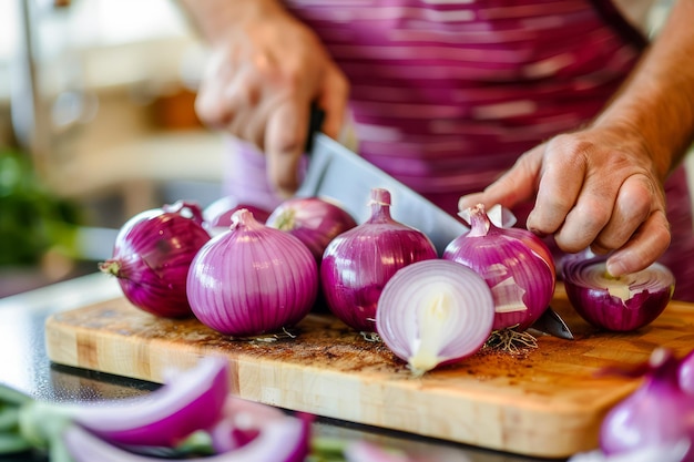 Foto close-up van handen die verse paarse uien hakken op een houten snijplank in een heldere keuken