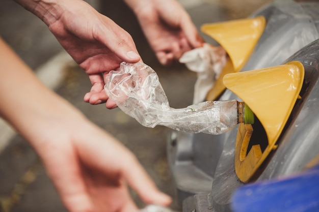 Foto close-up van handen met plastic