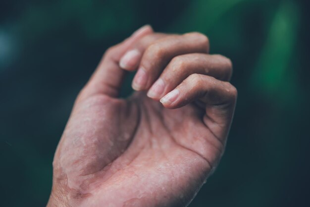 Foto close-up van handen op vinger