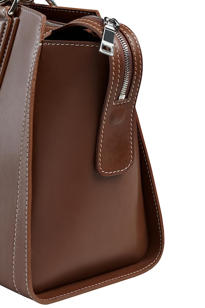 Close-up van handgemaakte bruine handtas met ritssluiting van glad leer op wit wordt geïsoleerd