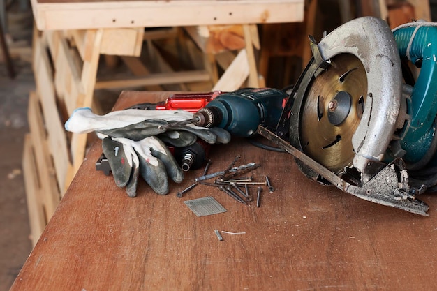 Foto close-up van handgereedschap over tafel