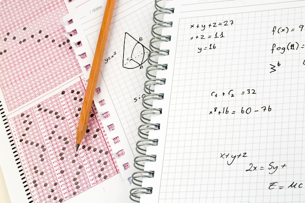 Close-up van handgeschreven wiskundige formules. Concept van onderwijs