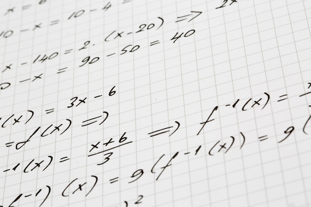 Close-up van handgeschreven wiskundige formules. Concept van onderwijs