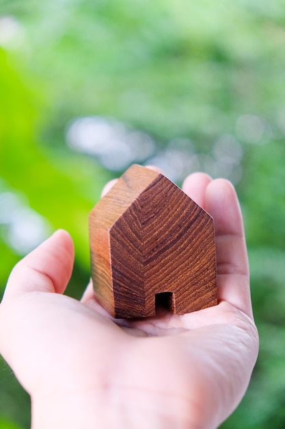 Close-up van handhoudend huisvormig hout