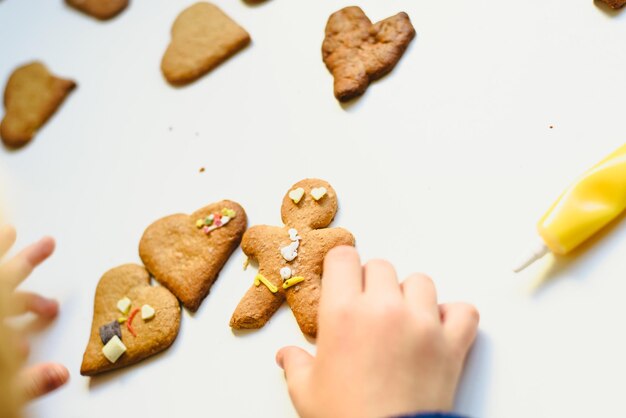 Foto close-up van handhoudende koekjes