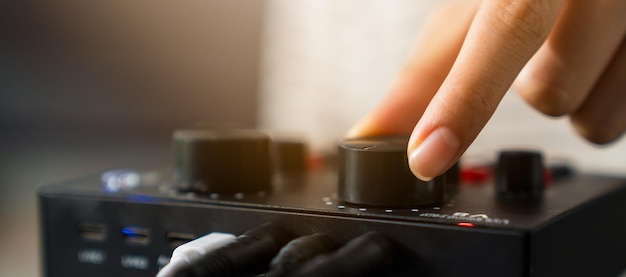 Foto close up van handpers bedieningspaneel audio engineer muziek maker