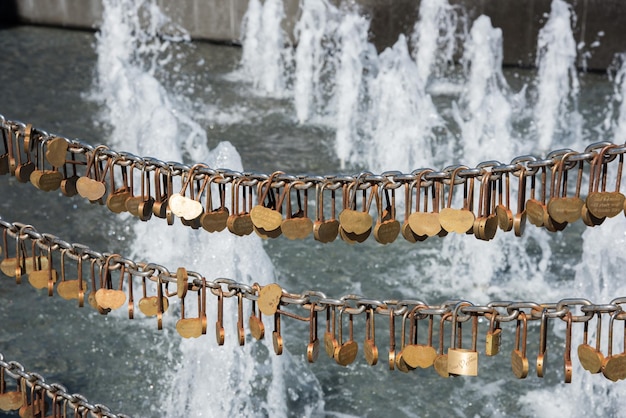 Foto close-up van hangsloten die in de winter boven de fontein hangen