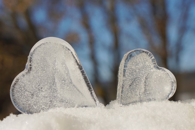 Foto close-up van harten van ijs in winterlandschap