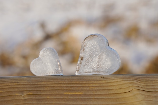 Foto close-up van harten van ijs in winterlandschap