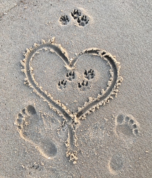 Foto close-up van hartvorm op zand