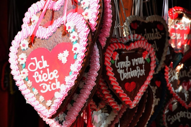 Foto close-up van hartvormige decoraties die op de markt hangen