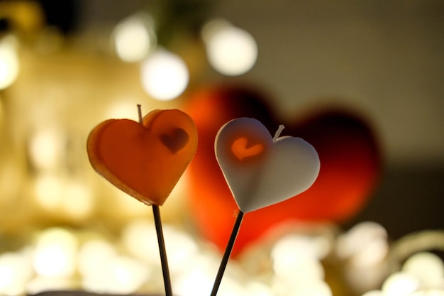 Foto close-up van hartvormige kaarsen