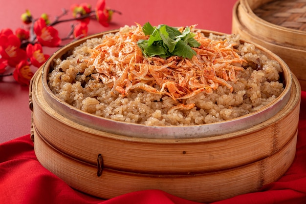 Close up van heerlijke Chinese kleverige kleverige olie rijstwafel genaamd migao voor nieuwe maanjaar gerechten met sakura garnalen.