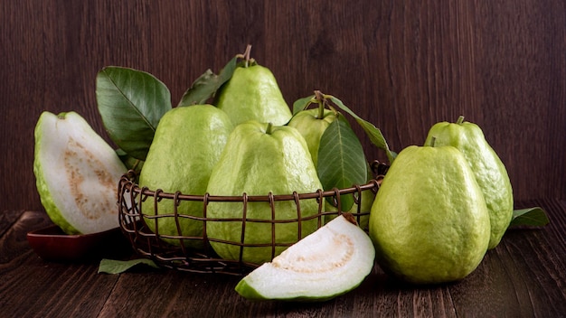 Close up van heerlijke guave met verse groene bladeren