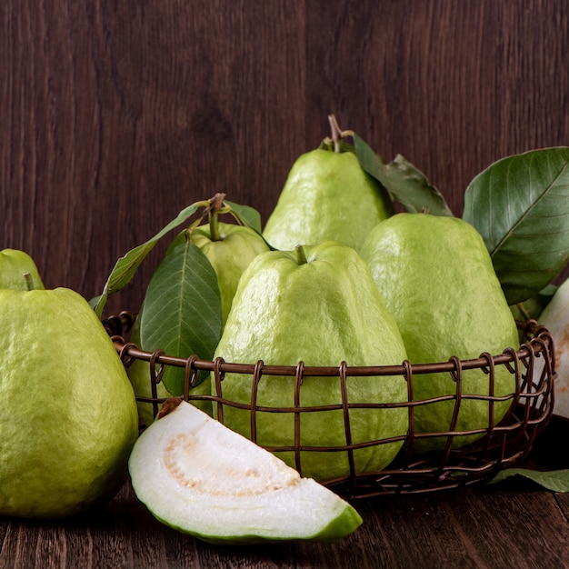 Close up van heerlijke mooie guave set met verse groene bladeren geïsoleerd op houten tafel