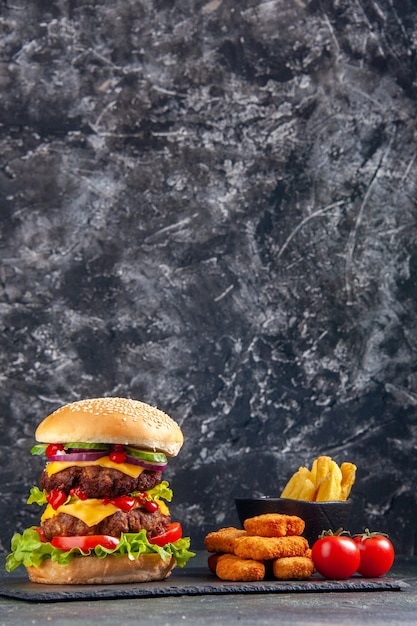 Close-up van heerlijke sandwich op donkere kleur dienblad en kipnuggets op zwarte ondergrond