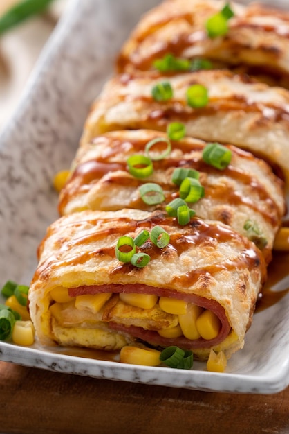 Close up van heerlijke Taiwanese omelet ei pannenkoek roll met ham en maïskorrels beroemd ontbijt in Taiwan