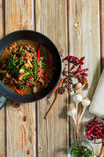 Close-up van heet, sappig rundergehakt gestoofd met tomatensaus, kruiden, basilicum, fijngehakte groenten