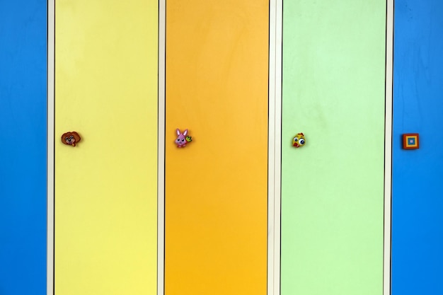 Close up van heldere kleurrijke lockers deuren met grappige dieren als deurknoppen in de dagopvang school