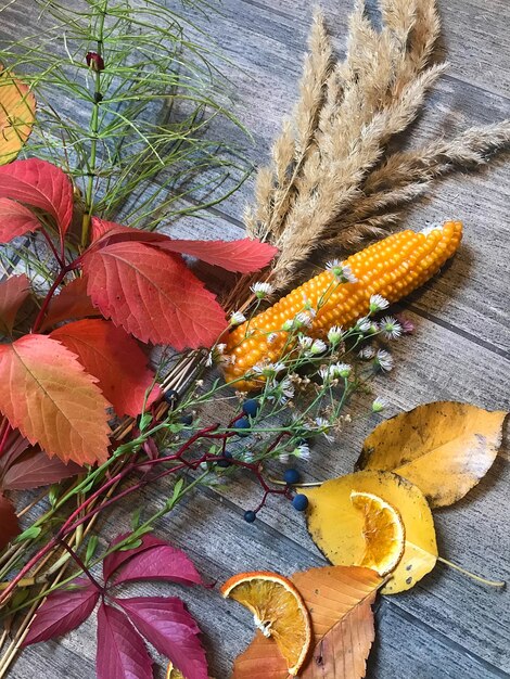 Foto close-up van herfstbladeren op hout