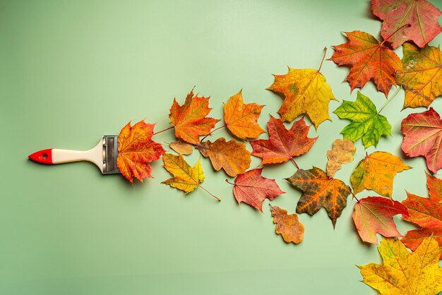 Close-up van herfstbladeren op tafel