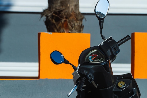 Close-up van het achteraanzicht van het bedieningspaneel van de motorfiets