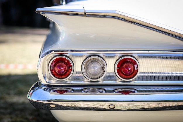 Close-up van het achterlicht van een vintage auto tijdens een zonnige dag