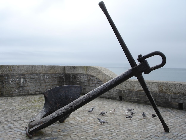 Close-up van het anker op het oude fort bij de zee tegen een heldere lucht