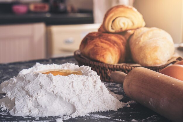 Foto close-up van het bereiden van eten op tafel