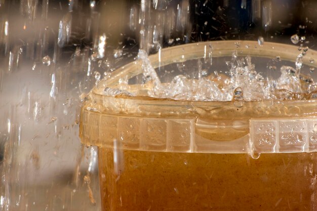 Foto close-up van het besproeien van water in de container