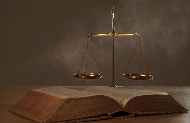 Close-up van het boek en de weegschaal op tafel