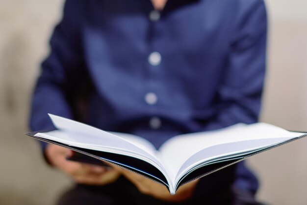 Foto close-up van het boek in de hand