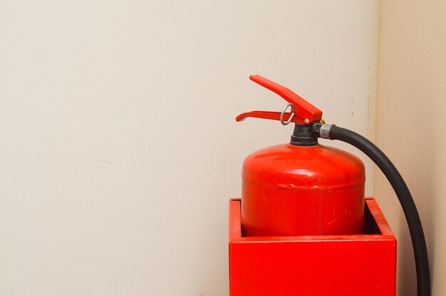Close-up van het brandblusser tegen de muur