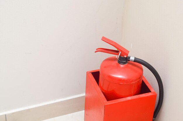 Close-up van het brandblusser tegen de muur